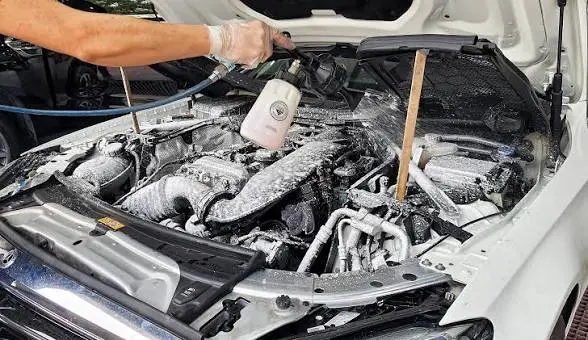 Vệ Sinh Khoang Máy Ô Tô Đúng Cách Có Những Lợi Ích Gì?