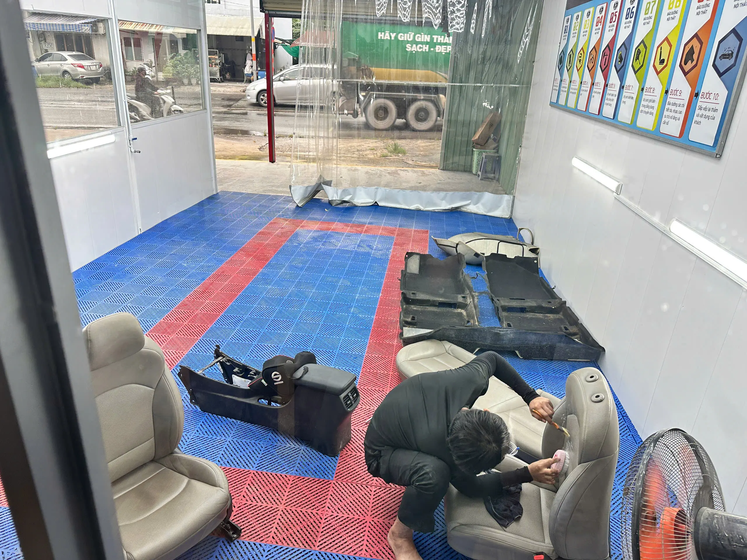 Vệ sinh nội thất cho ô tô tại auto Tây Bắc 